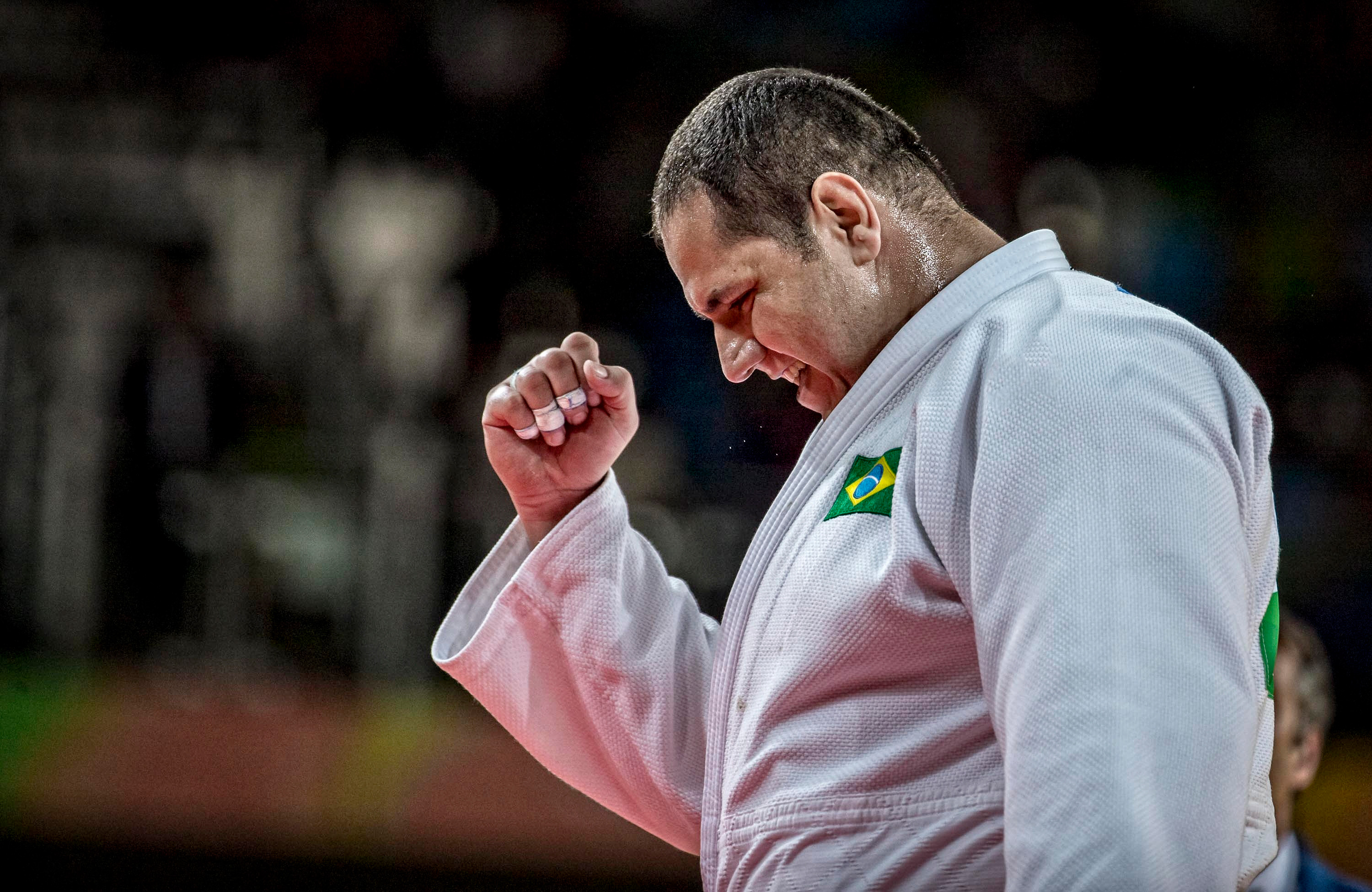 Rafael Silva de kimono branco, punho cerrado, comemorando uma vitória