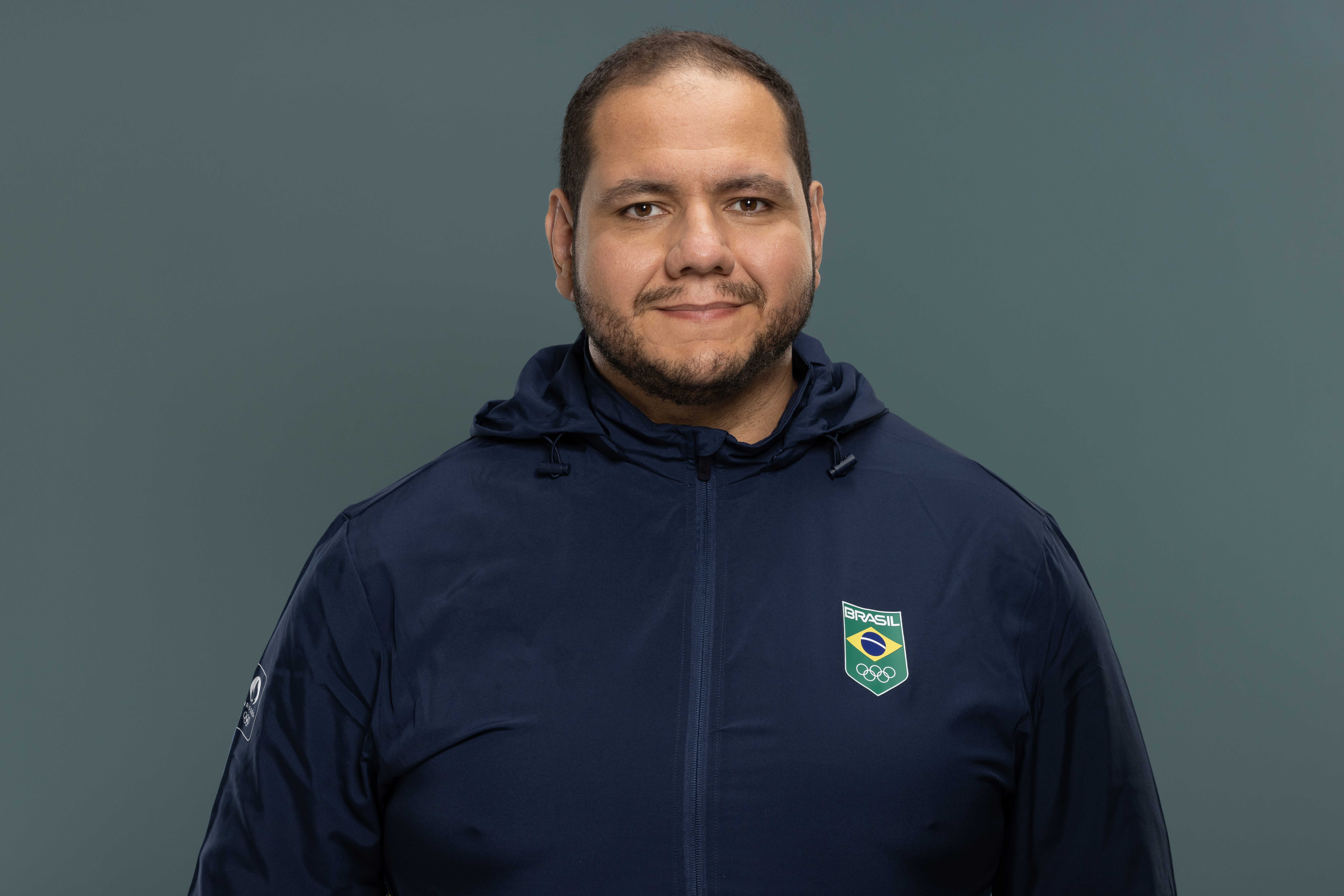 Retrato de Rafael Silva com o agasalho do Time Brasil