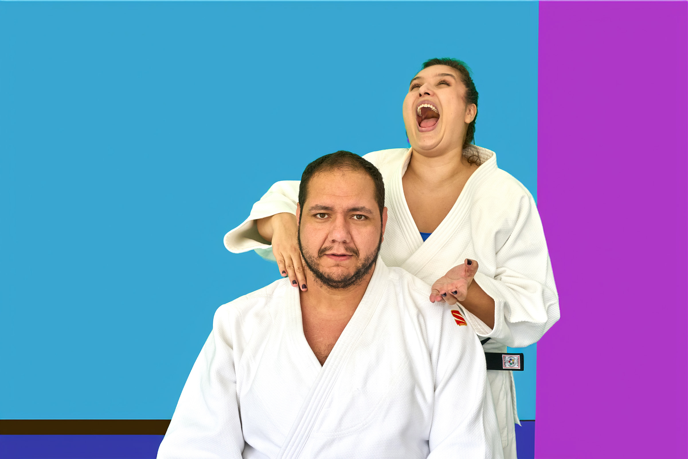 Bruna Luísa com o braço no ombro de Rafael Silva, os dois de kimono