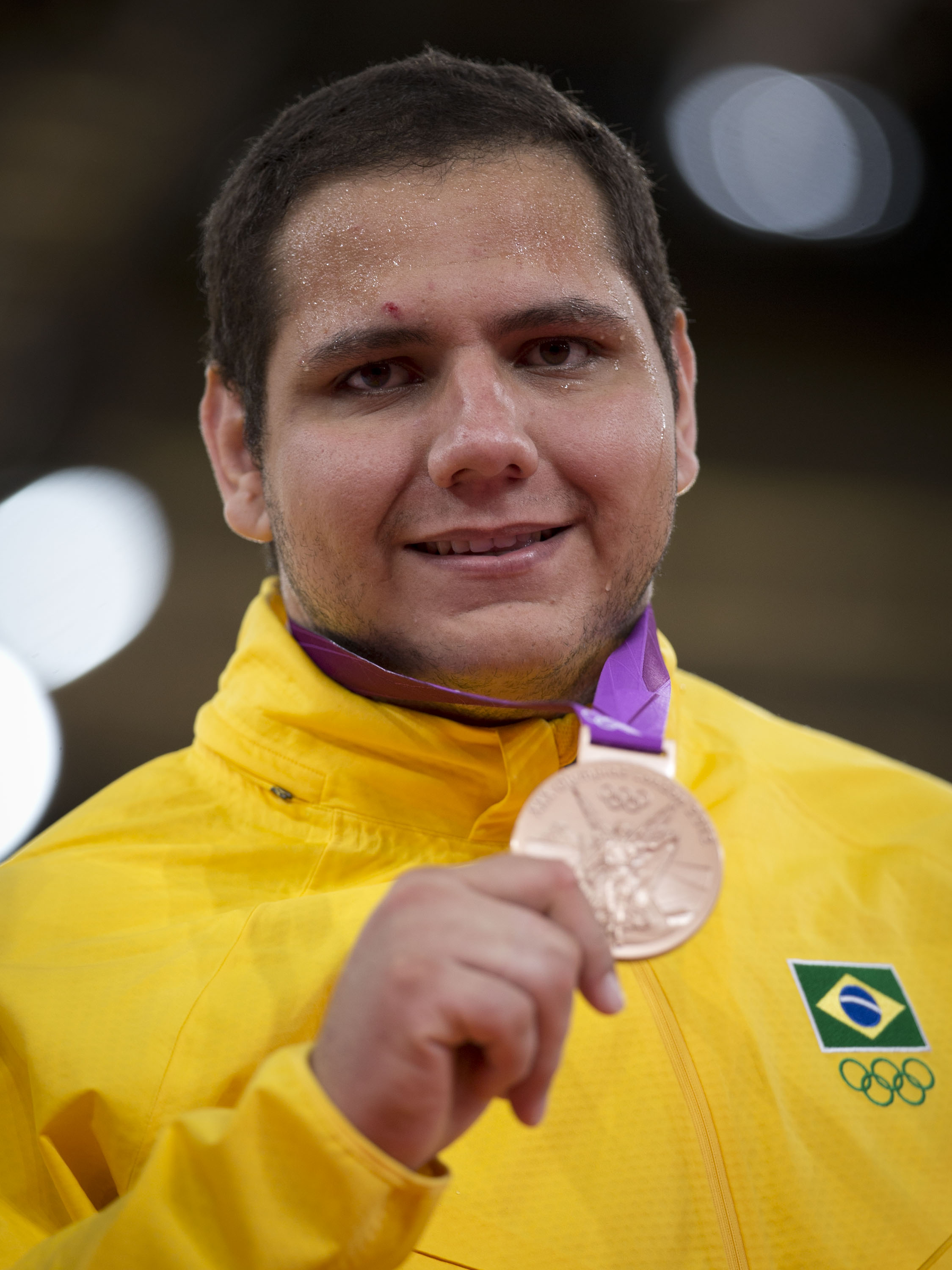 Rafael Silva com a medalha de bronze de Londres 2012