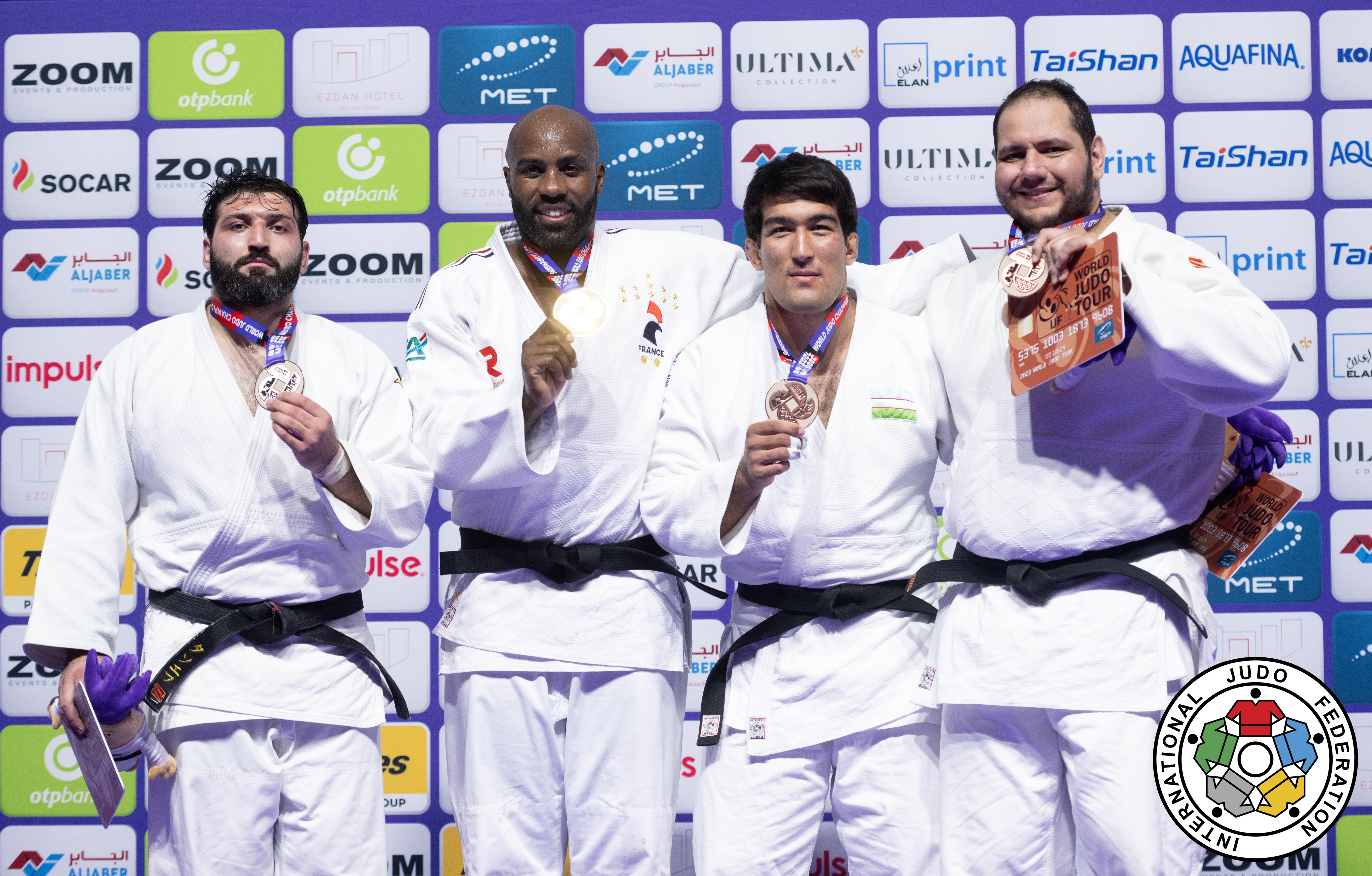 Rafael Silva no pódio do Mundial de Doha 2023 com a medalha de bronze, ao lado de Teddy Riner e dos outros medalhistas