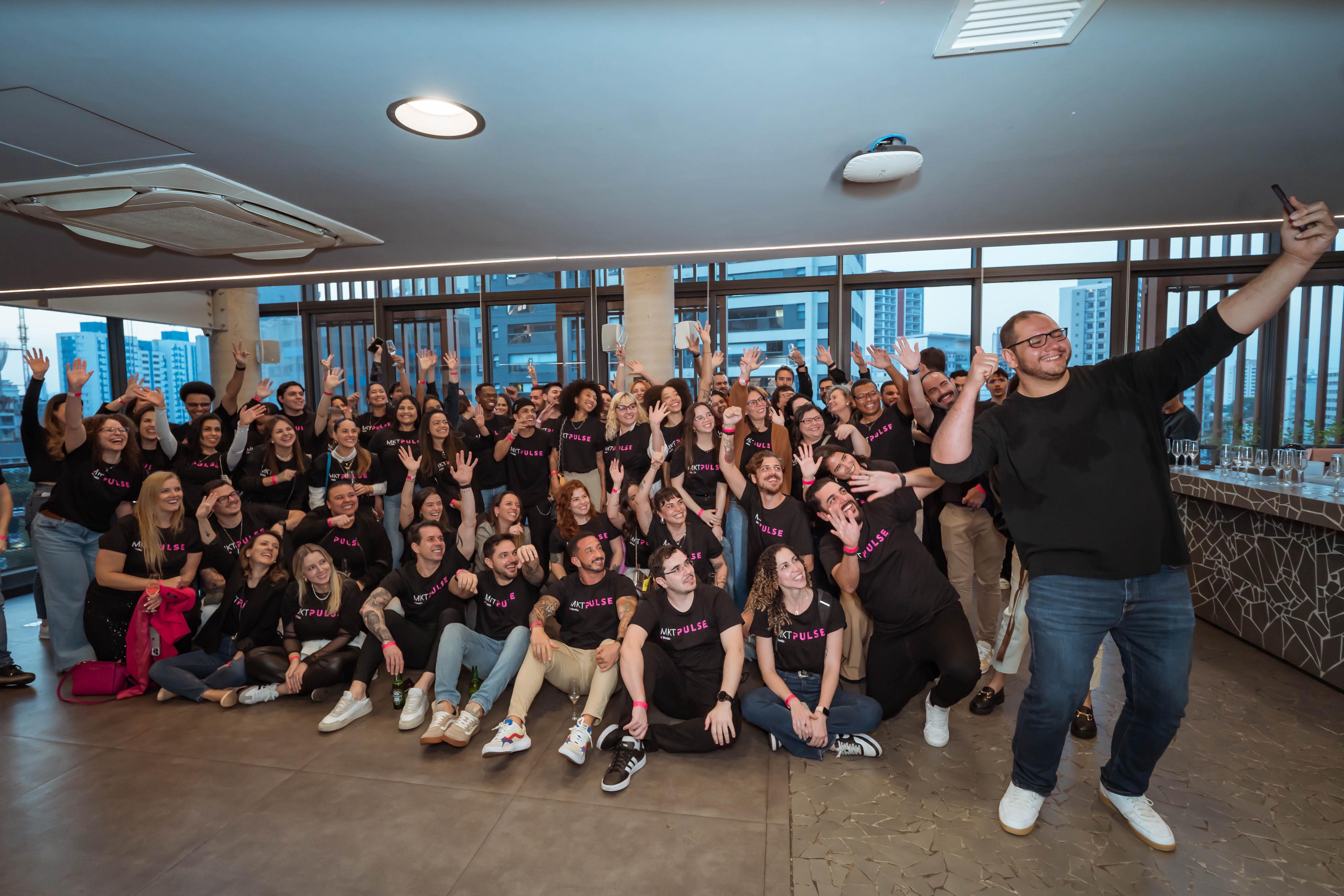 Rafael Silva tirando uma selfie com toda a equipe ao fim do evento