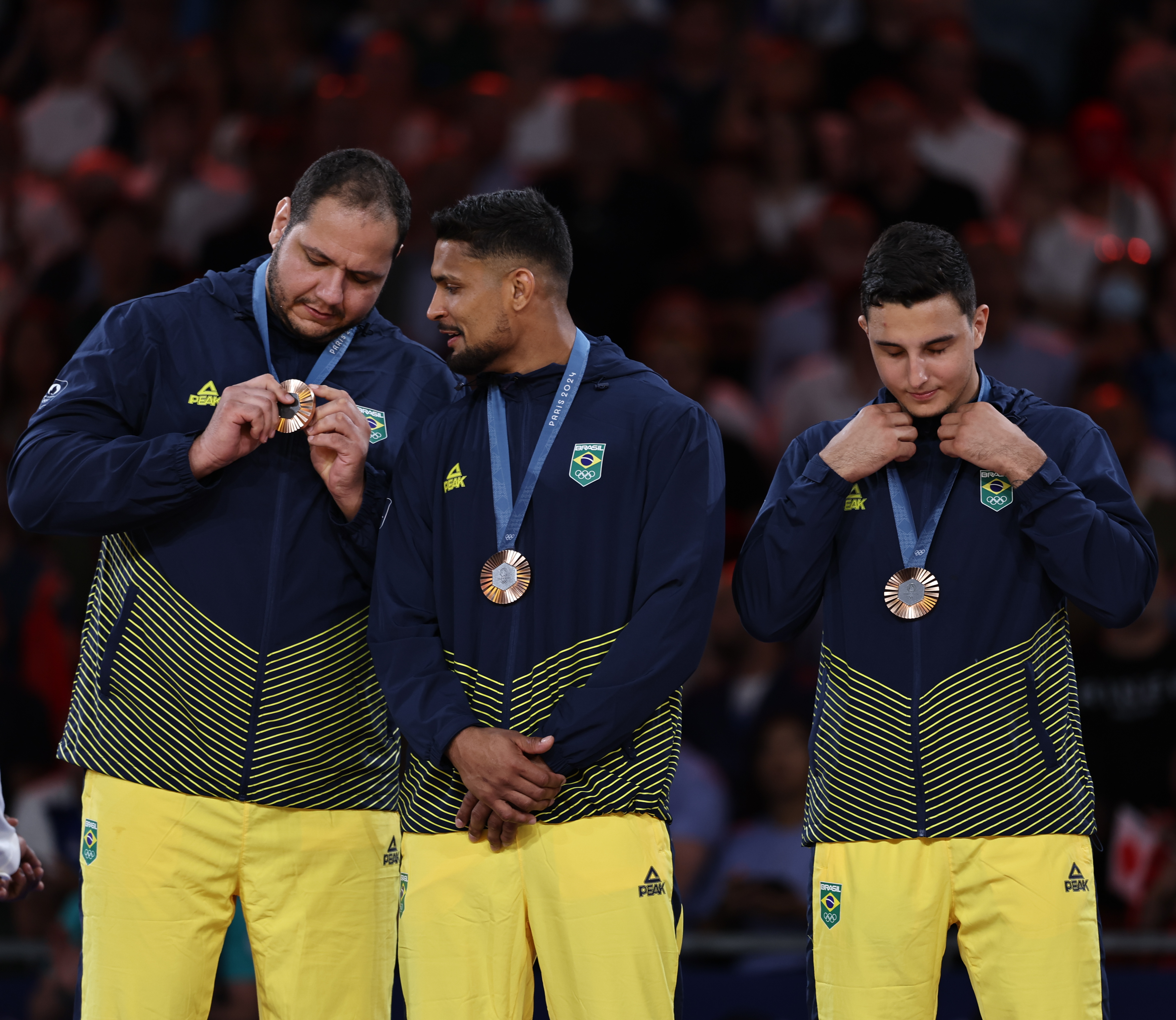 Rafael Silva no pódio de Paris 2024 com a equipe brasileira, medalha de bronze por equipes mistas