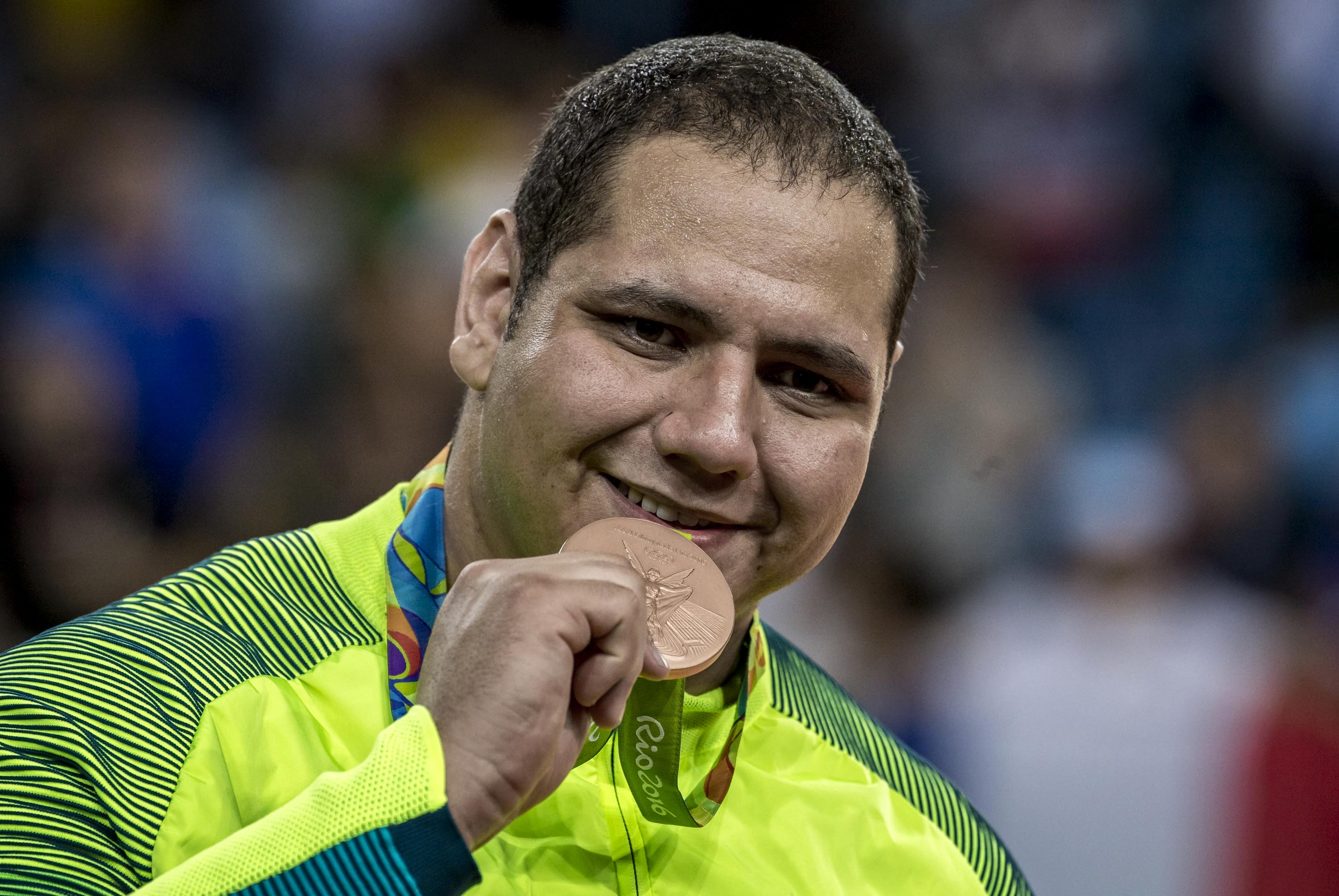 Rafael Silva com a medalha de bronze do Rio 2016